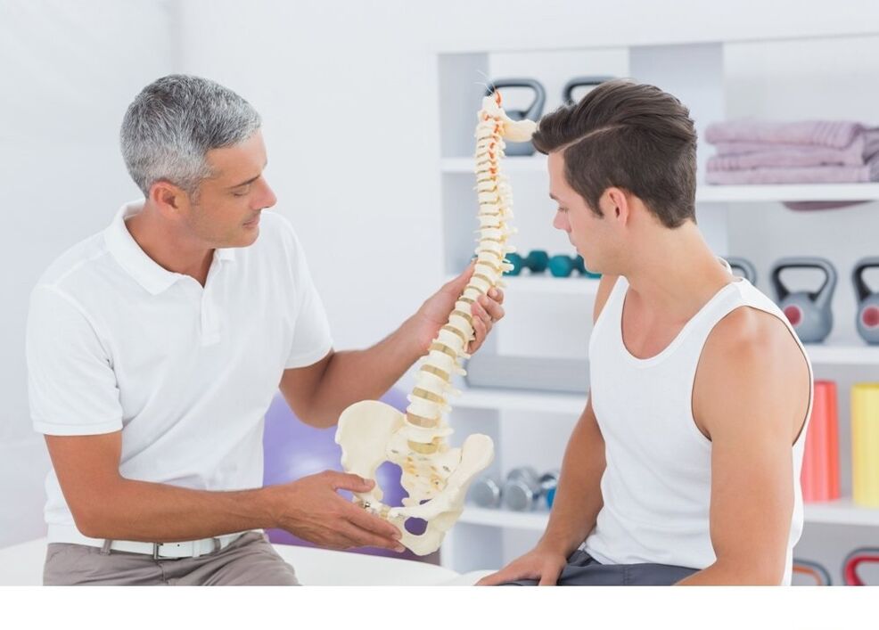 The doctor shows the patient's spinal arthrosis patients